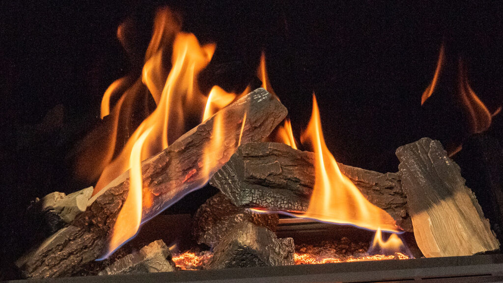 Onyx Eclipse immersive flame technoloy and triple burner gas flames realisticly wrap ceramic logs echo flame